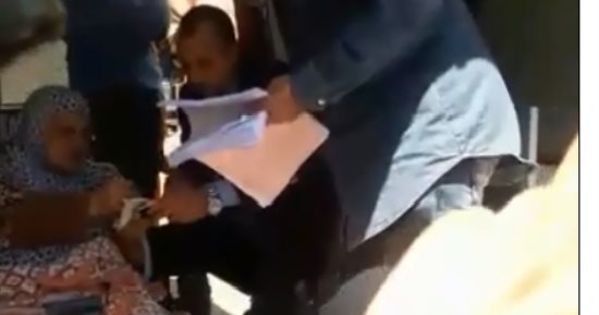 فيديو.. مسنة مريضة تدلى بصوتها داخل سيارة إسعاف بالإسكندرية بحضور رئيس اللجنة