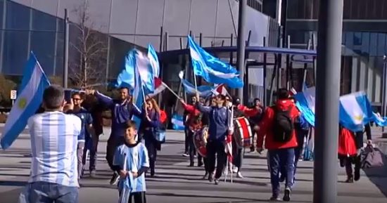 فيديو.. حشد جماهيرى أمام فندق الأرجنتين فى مدريد قبل مباراة إسبانيا