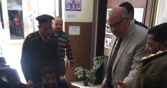 مدير أمن القليوبية يساعد شاب معاق على الإدلاء بصوته بالعبور 
