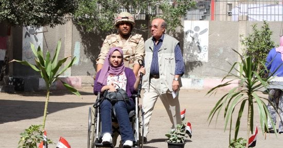 الشرطة فى خدمة الناخبين.. نقل كبار السن بالكراسى المتحركة للجان