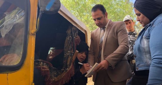قاضٍ يخرج من اللجنة لتمكين عجوز من التصويت داخل توك توك بالإسماعيلية