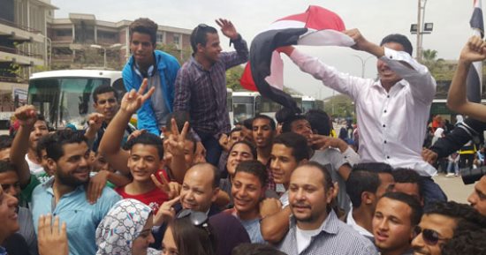 صور.. طلاب جامعة أسيوط يتوجهون إلى اللجان الانتخابية من حرم الجامعة