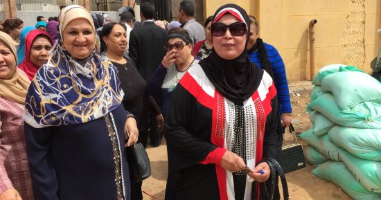 صور.. ناخبة مرتدية علم مصر بسوهاج: لن نترك بلدنا تقف وحدها