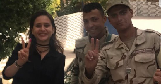  نيللى كريم تدلى بصوتها فى الانتخابات الرئاسية وتلتقط صورة مع رجال الجيش (صور)