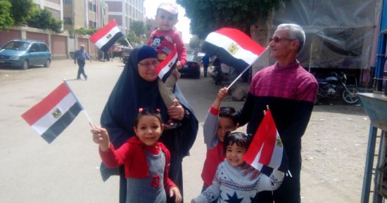 صور.. كبار السن وذوى الاحتياجات الخاصة يدلون بأصواتهم فى القليوبية