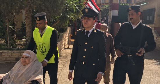 صور.. سيدة تدلى بصوتها فى انتخابات الرئاسة بشبرا رغم عجز قدميها