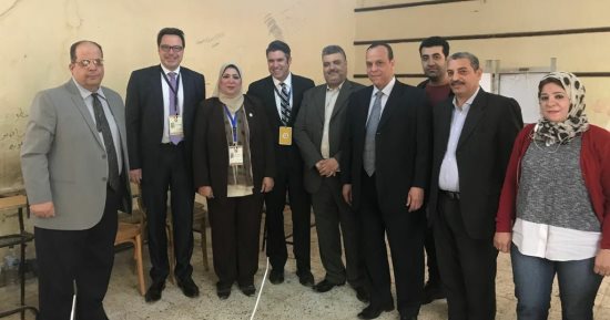 صور.. وفد المراقبين الأمريكان خلال تفقد لجان الجيزة: الإقبال اليوم أكثر 