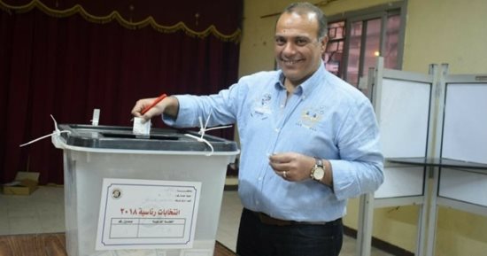 اللواء "الشهاوى" أثناء الإدلاء بصوته: أثق فى وعى المصريين بدائرة مدينة نصر
