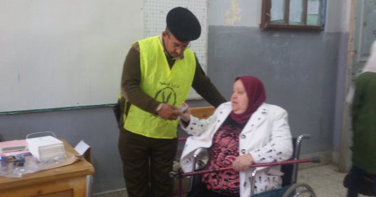 صور.. مسنة على كرسى متحرك تدلى بصوتها فى المنوفية 