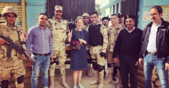 شيرين رضا تدلى بصوتها فى انتخابات الرئاسة.. وتؤكد: " انتخبت لأنه واجب وطنى"