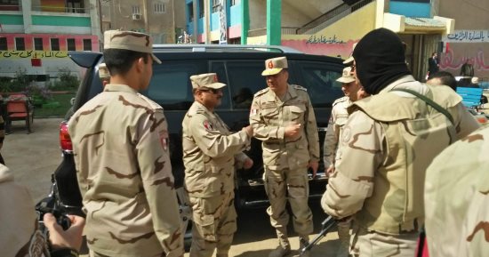 صور.. قائد قوات التأمين ببنى سويف يتفقد لجان انتخابات رئاسة الجمهورية