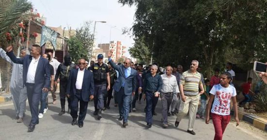 صور.. محافظ البحر الأحمر يتفقد اللجان الانتخابية بمدينة القصير 