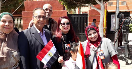 صور.. "صينية" تشارك البورسعيدية فرحتهم أمام اللجان الانتخابية