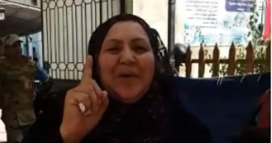 ناخبة تلقى شعرا عن السيسى بعد شفاء ابنها من فيروس سى: ربنا يحميك