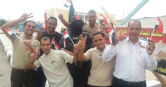 العاملون بالسياحة يتوافدون على لجان الاقتراع بالمحافظات