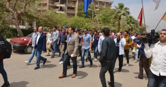 جامعة أسيوط تنظم مسيرة لحث الطلاب على المشاركة فى الانتخابات الرئاسية"صور"
