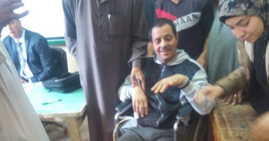 صور .. مواطن مصاب بشلل رباعى يصر على المشاركة بانتخابات الرئاسة بالشرقية