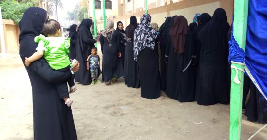 صور.. إقبال كثيف من السيدات والرجال بالأقصر على التصويت رغم حرارة الطقس