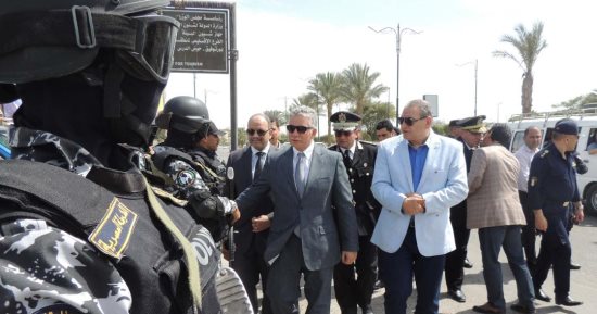 صور.. مساعد وزير الداخلية لمنطقة القناة يتفقد اللجان الانتخابية بالسويس
