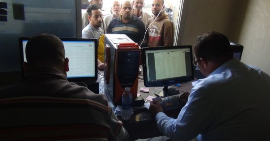 صور.. مواطنون يتطوعون بإرشاد الناخبين عن لجانهم بانتخابات الرئاسة بالسويس