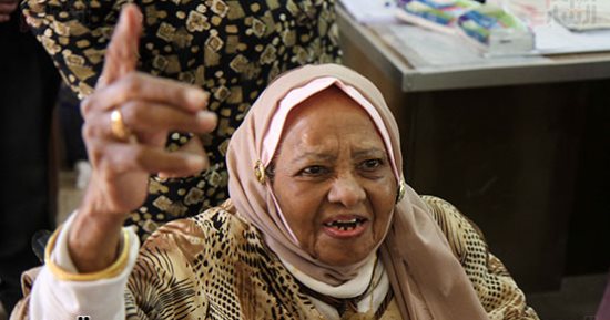 صور.. مسنة تدلى بصوتها على كرسى متحرك بمصر الجديدة