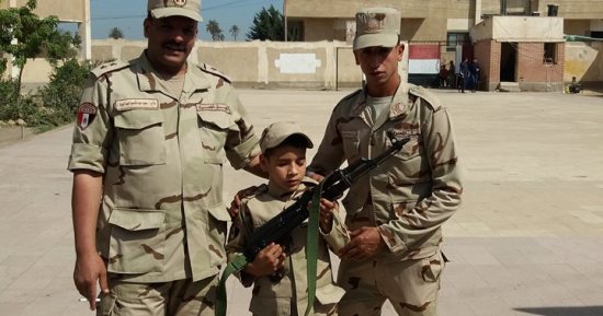 بالزى العسكرى والحبر الفسفورى.. أطفال مصر يضعون بصمتهم بانتخابات الرئاسة