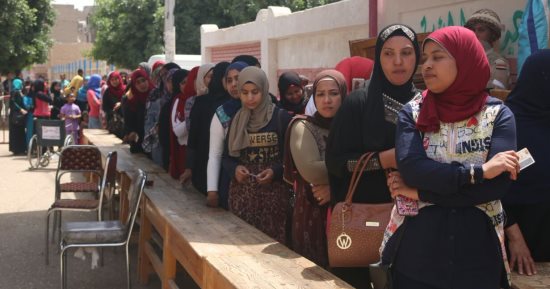 صور 750 فتاة من العاملات بمصانع "النحاس والكليم" بقنا يدلين بأصواتهن وسط فرحه عارمة   