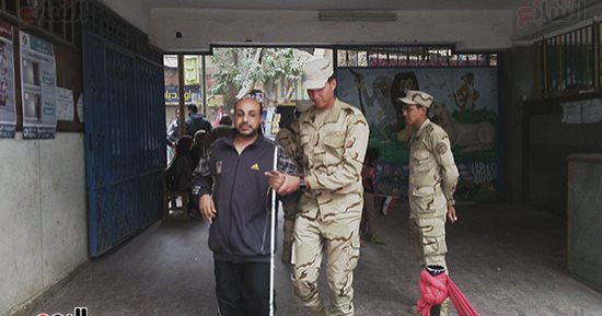 صور.. كفيف يدلى بصوته فى الانتخابات الرئاسية بالمطرية