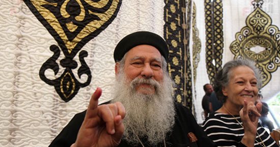 كاهن الكنيسة المرقسية الكبرى يصوت فى الانتخابات الرئاسية بمصر الجديدة (صور)