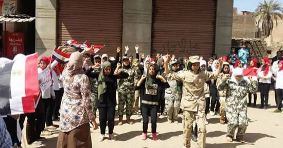 صور.. طالبات يقدمن عرضا بالزى العسكرى أمام اللجان بالدقهلية للحث على المشاركة