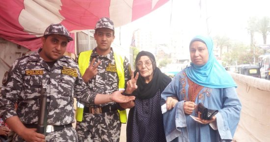 صور.. مسنة بانتخابات الرئاسة: انتخبت علشان البلد وربنا يقوى ريسنا