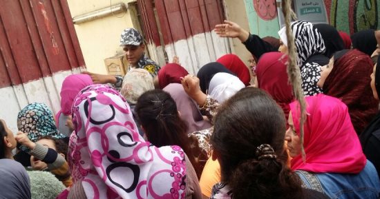 صور.. إقبال كثيف على لجنة مدرسة فلسطين بعين شمس.. والسيدات: هننتخب السيسى