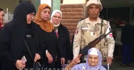 فيديو.. مسنة تصر على التقاط الصور التذكارية مع رجال الأمن عقب التصويت فى الانتخابات