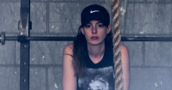 آن هاثاواى تحافظ على رشاقتها فى الـGYM وترتدى ملابس عليها صورة لأينشتاين
