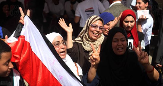 احتشاد كثيف للسيدات فى محيط لجنة مدرسة السلام بالإسعاف