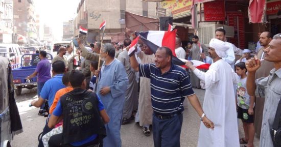 صور.. ناخبون يحتفلون أمام لجان أسوان بأعلام مصر على أغنية "تسلم الأيادى" 