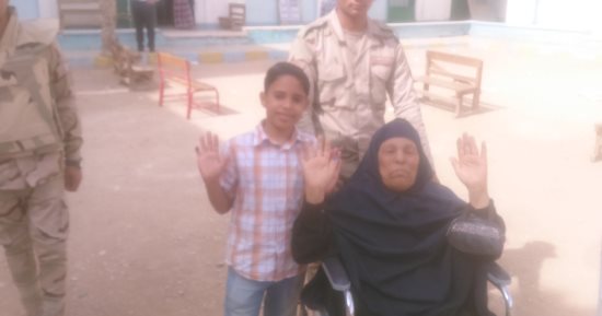 صور.. مسنة قعيدة للسيسى: ربنا يبعد عنك شر من يعاديك أنت وجيشك وشعبك