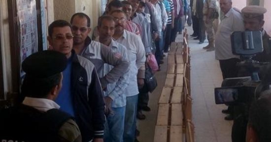 صور.. طوابير الناخبين بالوادى الجديد تستمر لليوم الثانى فى الانتخابات