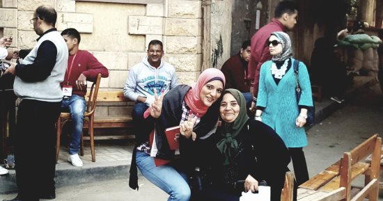قارئ يشارك بقصة سيدة طلبت نشر صورتها على "فيس بوك" بعد الإدلاء بصوتها