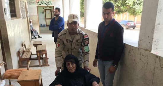 صور.. مسنة عمرها 96 عاما تدلى بصوتها على كرسى متحرك بالدقهلية