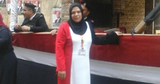 سيدة ترتدى علم مصر: "بنحبك يا سيسى والملايين فى الشوارع يؤيدونك"