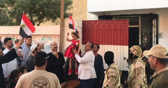 صور .. النائب محمد عمارة يشارك فى حشد للمواطنين أمام لجنة بالدلنجات