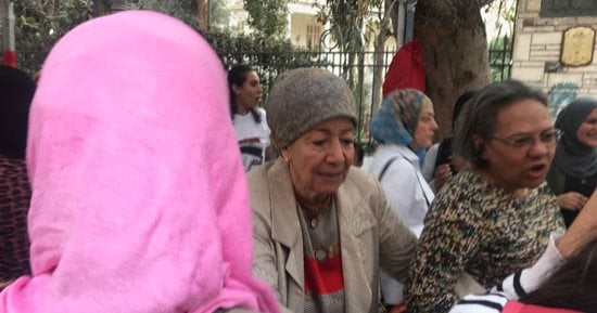 سيدات يوزعن "البونبونى" على الناخبين أمام لجنة كلية الفنون الجميلة بالزمالك‎