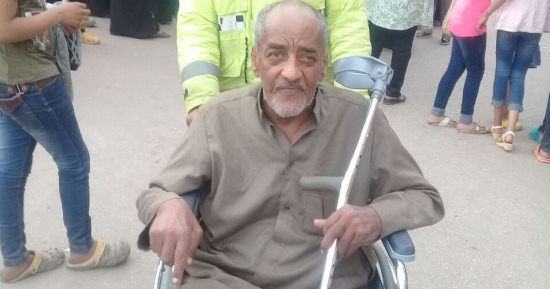 صور.. مسن مبتور الساق يحرص على التصويت فى الانتخابات الرئاسية بالقاهرة