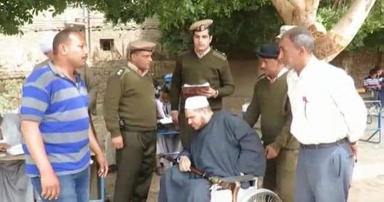 صور.. أمن أسوان يستجيب لطلب مكفوف بنقله للتصويت فى انتخابات الرئاسة