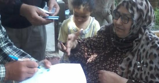 مسنة بالشرقية: شاركت فى الانتخابات رغم مرضى.. والسيسي خير من حكم مصر