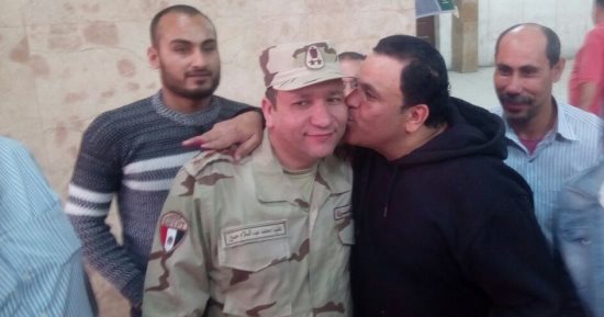 الفنان محمد فؤاد يدلى بصوته بانتخابات الرئاسة بالجامعة العمالية بمدينة نصر.. فيديو