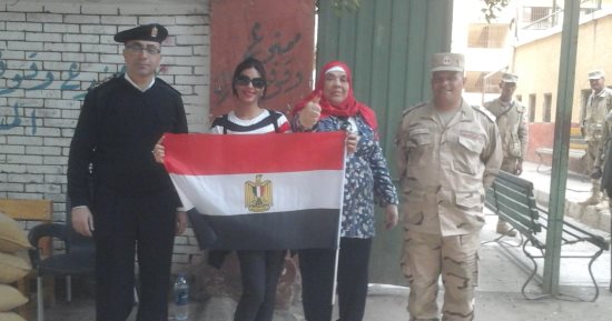 ناخبات مدرسة ابن خلدون بالعجوزة يلتقطون "سيلفى" مع قوات الأمن