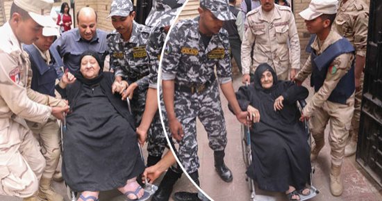 صور.. قوات تأمين اللجان تحمل مسنتين للإدلاء بأصواتهما فى القاهرة