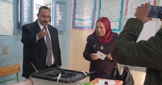رئيس النيابة الإدارية تدلى بصوتها فى انتخابات الرئاسة بمحرم بك بالإسكندرية